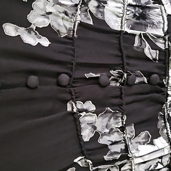 White House Black Market - NWOT - Black and White Smocked Blouse - Size X Large - Picture 2 of 9